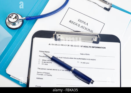 Patienten Freisetzung von Informationsformular mit HIPAA Vorschriften Dokumente. Namen, Seriennummern, und/oder Daten, sind zufällige und Rück Stockfoto