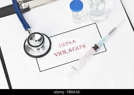 HIPAA Verletzung Dokument mit Stethoskop und Spritze. Stockfoto