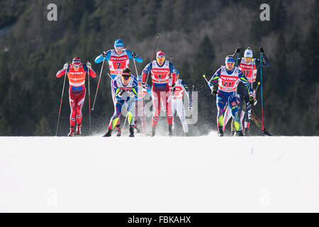 Planica, Slowenien. 17. Januar 2016. Athleten treten in den FIS Langlauf Weltcup Herren Team-Sprint-Wettkampf Finale in Planica, Slowenien, am 17. Januar 2016. Der neue Nordic Center Planica, Heimat der größten Schanze der Welt und berühmte jährlicher Austragungsort des Finales Skispringen veranstaltet seine erste je FIS Langlauf Weltcup-Wettbewerb an diesem Wochenende. Schweden gewann im Damen Team-Sprint und Italien im Männer Wettbewerb. Bildnachweis: Luka Dakskobler/Xinhua/Alamy Live-Nachrichten Stockfoto