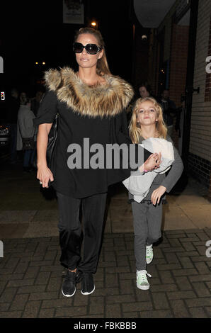 Katie Price lässt die neuen Victoria Theater in Woking, mit Tochter Princess Tiaamii Andre, durchgeführt in der Pantomime "Dornröschen". Mama und Tochter trugen bequemen Trainingsanzüge.  Mitwirkende: Katie Price, Princess Tiaamii Andre wo: Stockfoto