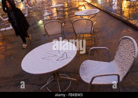 New York, USA. 17. Januar 2016. Ein Fußgänger Spaziergänge im Schnee in New York 17. Januar 2016. New York am Sonntag erlebt die ersten Schneefälle im Jahr 2016. Bildnachweis: Li Muzi/Xinhua/Alamy Live-Nachrichten Stockfoto