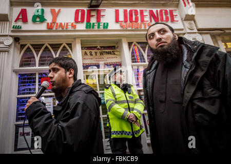 Datei-IMAGES: London, UK. 13. Dezember 2013. Datei-Images von 13.12.2013: Mohammed Reza Haque (rechts), 35, bekannt als die "Riese" im Verdacht, den zweiten britischen islamischen Extremisten werden gedacht, um unter einem Team der Henker, die tot fünf "Spione" in Syrien Anfang dieses Jahres erschossen. Sehen Sie hier, im Jahr 2013 zu einer Anti-Alkohol islamistischen Protest in Brick Lane mit anderen islamistischen Abu Rumaysah (links) Credit: Guy Corbishley/Alamy Live News Stockfoto