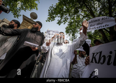 Datei-IMAGES: London, UK. 12. Juli 2013. Datei-Images von 07.12.2013: Mohammed Reza Haque (links, mit Sonnenbrille), 35, bekannt als die "Riese" im Verdacht, den zweiten britischen islamischen Extremisten werden gedacht, um unter einem Team der Henker, die tot fünf "Spione" in Syrien Anfang dieses Jahres erschossen. Siehe hier im Jahr 2013 vor Regents Park Moschee während eines islamistischen Protest organisiert durch radikale Kleriker Anjem Choudary (Mitte mit mic) Credit: Guy Corbishley/Alamy Live News Stockfoto