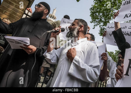 Datei-IMAGES: London, UK. 12. Juli 2013. Datei-Images von 07.12.2013: Mohammed Reza Haque (links, mit Sonnenbrille), 35, bekannt als die "Riese" im Verdacht, den zweiten britischen islamischen Extremisten werden gedacht, um unter einem Team der Henker, die tot fünf "Spione" in Syrien Anfang dieses Jahres erschossen. Siehe hier im Jahr 2013 vor Regents Park Moschee während eines islamistischen Protest organisiert durch radikale Kleriker Anjem Choudary (Mitte mit mic) Credit: Guy Corbishley/Alamy Live News Stockfoto