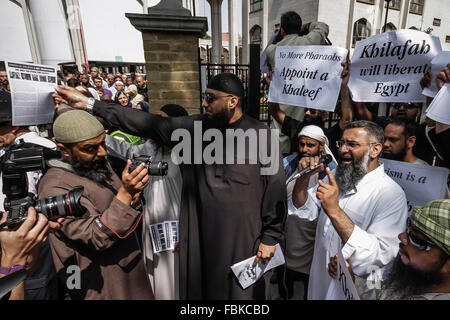 Datei-IMAGES: London, UK. 12. Juli 2013. Datei-Images von 07.12.2013: Mohammed Reza Haque (Mitte, mit Sonnenbrille), 35, bekannt als die "Riese" im Verdacht, den zweiten britischen islamischen Extremisten werden gedacht, um unter einem Team der Henker, die tot fünf "Spione" in Syrien Anfang dieses Jahres erschossen. Siehe hier im Jahr 2013 vor Regents Park Moschee während eines islamistischen Protest organisiert durch radikale Kleriker Anjem Choudary (rechts mit mic) Credit: Guy Corbishley/Alamy Live News Stockfoto