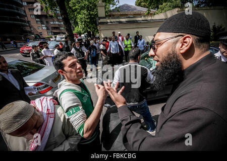 Datei-IMAGES: London, UK. 12. Juli 2013. Datei-Images von 07.12.2013: Mohammed Reza Haque (rechts), 35, bekannt als die "Riese" im Verdacht, den zweiten britischen islamischen Extremisten werden gedacht, um unter einem Team der Henker, die tot fünf "Spione" in Syrien Anfang dieses Jahres erschossen. Sehen Sie hier in 2013 diskutieren außerhalb Regents Park Moschee während eines islamistischen Protest organisiert durch radikale Kleriker Anjem Choudary Credit: Guy Corbishley/Alamy Live News Stockfoto