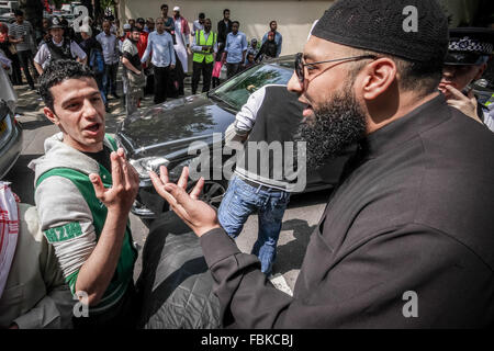 Datei-IMAGES: London, UK. 12. Juli 2013. Datei-Images von 07.12.2013: Mohammed Reza Haque (rechts), 35, bekannt als die "Riese" im Verdacht, den zweiten britischen islamischen Extremisten werden gedacht, um unter einem Team der Henker, die tot fünf "Spione" in Syrien Anfang dieses Jahres erschossen. Sehen Sie hier in 2013 diskutieren außerhalb Regents Park Moschee während eines islamistischen Protest organisiert durch radikale Kleriker Anjem Choudary Credit: Guy Corbishley/Alamy Live News Stockfoto