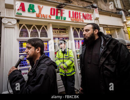 Datei-IMAGES: London, UK.13th Dez 2013. Datei-Images von 13.12.2013: Mohammed Reza Haque (rechts), 35, bekannt als die "Riese" im Verdacht, den zweiten britischen islamischen Extremisten werden gedacht, um unter einem Team der Henker, die tot fünf "Spione" in Syrien Anfang dieses Jahres erschossen. Sehen Sie hier, im Jahr 2013 zu einer Anti-Alkohol islamistischen Protest in Brick Lane mit anderen islamistischen Abu Rumaysah (links) Credit: Guy Corbishley/Alamy Live News Stockfoto