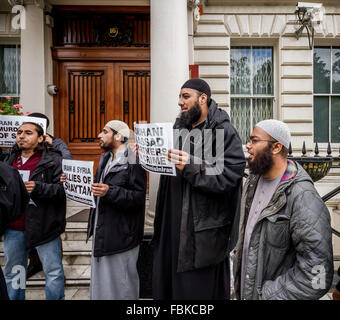 Datei-IMAGES: London, UK. 18. September 2013. Datei-Images von 18.09.2013: Mohammed Reza Haque (2. von rechts), 35, bekannt als die "Riese" im Verdacht, den zweiten britischen islamischen Extremisten werden gedacht, um unter einem Team der Henker, die tot fünf "Spione" in Syrien Anfang dieses Jahres erschossen. Sehen Sie hier, im Jahr 2013 auf eine islamistische Protest gegenüber der iranischen Botschaft in London Credit: Guy Corbishley/Alamy Live News Stockfoto