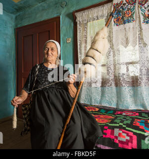 Portrait einer älteren Frau beim Spinnen der Wolle im Bezirk Maramures, Rumänien Stockfoto