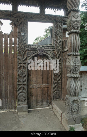 alte Haustür geschnitztem Holz im Bezirk Maramures, Rumänien Stockfoto