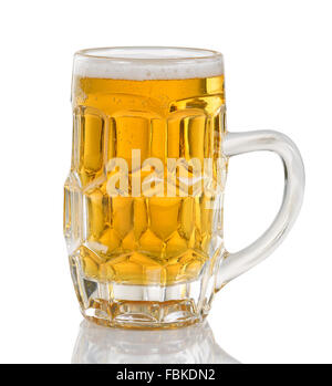 Golden gefärbt Bier im Glas-Stein. Isoliert auf weiss mit Reflexion. Stockfoto