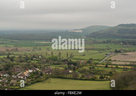 Blick hinunter auf die Landschaft von West Sussex in Richtung Fulking, einem ländlichen Dorf/Weiler eingebettet, am Fuße von Hügeln und Böschungen Stockfoto