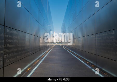 Leerer Himmel Denkmal für 11. September; gelegen im Liberty State Park in Jersey City und Blick über nach New York. Stockfoto