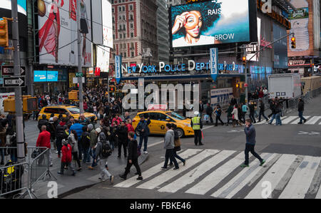 Massen von Menschen außerhalb der NYPD-Station, die einzige, ein Neon Zeichen, in Times Square New York City. Stockfoto