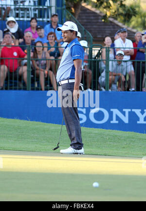 Honolulu, Hawaii. 17. Januar 2016. Fabian Gomez putts während den Playoffs der letzten Runde der Sony Open im Waialae Country Club in Honolulu, HI. -Michael Sullivan/CSM Credit: Cal Sport Media/Alamy Live-Nachrichten Stockfoto