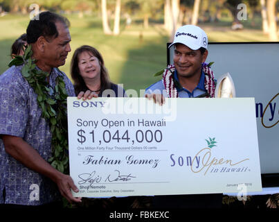 Honolulu, Hawaii. 17. Januar 2016. Sony Open-Sieger Fabian Gomez feiert nach der letzten Runde der Sony Open im Waialae Country Club in Honolulu, HI. -Michael Sullivan/CSM Credit: Cal Sport Media/Alamy Live-Nachrichten Stockfoto