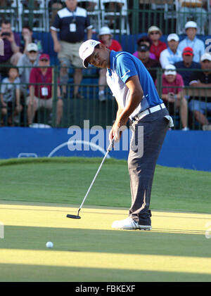 Honolulu, Hawaii. 17. Januar 2016. Fabian Gomez putts während den Playoffs bei der Endrunde der Sony Open im Waialae Country Club in Honolulu, HI. -Michael Sullivan/CSM Credit: Cal Sport Media/Alamy Live-Nachrichten Stockfoto