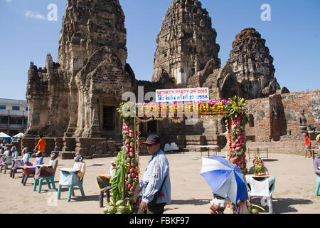 Die Menschen gehen durch die Tabellen während der jährlichen "Affe-Buffet" am Phra Prang Sam Yod-Tempel in der Provinz Lopburi, etwa 150 km nördlich Stockfoto