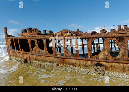 Die rosten Hulk der SS Maheno liegen auf einem Strand auf Fraser Island, Queensland Stockfoto