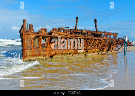 Die rosten Hulk der SS Maheno liegen auf einem Strand auf Fraser Island, Queensland Stockfoto
