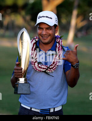 Honolulu, Hawaii. 17. Januar 2016. Sony Open-Sieger Fabian Gomez feiert nach der letzten Runde der Sony Open im Waialae Country Club in Honolulu, HI. -Michael Sullivan/CSM Credit: Cal Sport Media/Alamy Live-Nachrichten Stockfoto