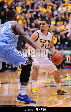 Wichita, Kansas, USA. 17. Januar 2016. Wichita State Shockers Wache Fred VanVleet (23) Handspiel bei der NCAA Basketball-Spiel zwischen der Indiana State Platanen und die Wichita State Shockers in Charles Koch Arena in Wichita, Kansas. Kendall Shaw/CSM/Alamy Live-Nachrichten Stockfoto