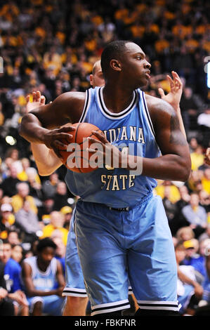 Wichita, Kansas, USA. 17. Januar 2016. Indiana State Platanen Center Brandon Murphy (34) packt einen Rebound bei den NCAA Basketball-Spiel zwischen der Indiana State Platanen und die Wichita State Shockers in Charles Koch Arena in Wichita, Kansas. Kendall Shaw/CSM/Alamy Live-Nachrichten Stockfoto