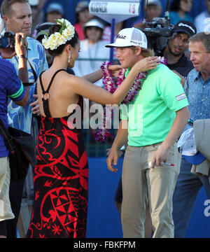 Honolulu, Hawaii. 17. Januar 2016. Zac Blair bekommt Lei würde nach Abschluss den letzten Runde des Sony Open im Waialae Country Club in Honolulu, HI. -Michael Sullivan/CSM Credit: Cal Sport Media/Alamy Live-Nachrichten Stockfoto