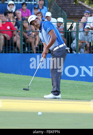 Honolulu, Hawaii. 17. Januar 2016. Fabian Gomez putts während den Playoffs der letzten Runde der Sony Open im Waialae Country Club in Honolulu, HI. -Michael Sullivan/CSM Credit: Cal Sport Media/Alamy Live-Nachrichten Stockfoto