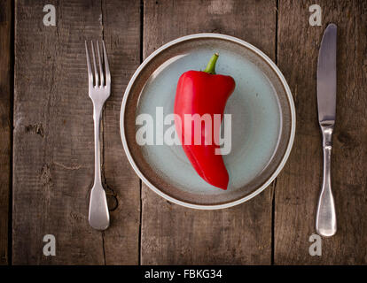 Frische Paprika auf der blauen Platte auf rustikalen Holz Stockfoto