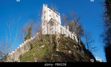 Sehen Sie das hohe Schloss in der Stadt Füssen / Bayern aus der Frosch-Perspektive gegen blauen Himmel Stockfoto