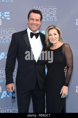 Santa Monica, Kalifornien, USA. 17. Januar 2016. David James Elliott & Nanci Chambers kommt für die 2016 Critics' Choice Awards am Barker Aufhänger. Bildnachweis: Lisa O'Connor/ZUMA Draht/Alamy Live-Nachrichten Stockfoto