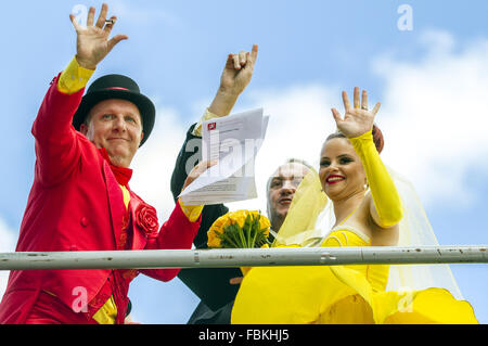 Curitiba, Brasilien. 17. Januar 2016. Pedro Solak (L) und Nathalie Cunha (R) grüßen Menschen bei ihrer Hochzeit während eines Marsches im Rahmen der Pre-Karneval in der Stadt Curitiba, Brasilien, am 17. Januar 2016. Laut Lokalpresse Pedro Solak und Nathalie Cunha lernten sich während einer Parade der Truppe von Garibaldis e Sacis und heiratete vor den Teilnehmern der Parade. Bildnachweis: Brasilien Foto Presse/AGENCIA ESTADO/Xinhua/Alamy Live-Nachrichten Stockfoto