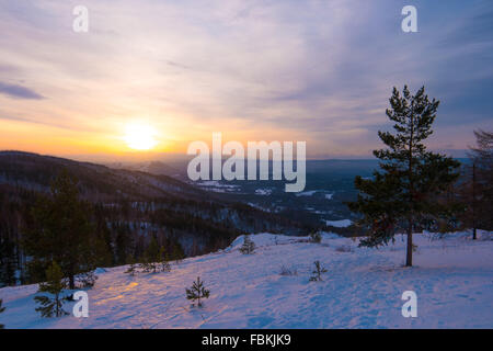 Schönen kalten Sonnenuntergang in den Bergen im Winter. Ural-Gebirge, Russland Stockfoto