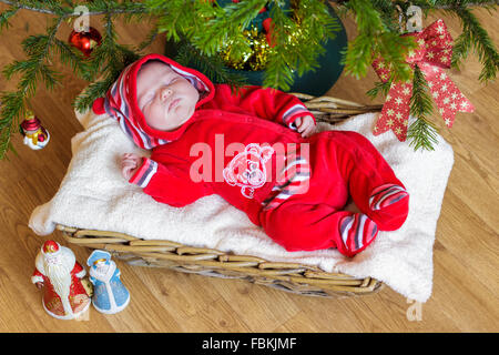 Neugeborenes Baby schläft in einem Korb Stockfoto