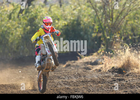 Motocross-Biker auf Feldweg Stockfoto