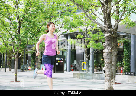 Junge Japanerin läuft downtown Tokio Stockfoto