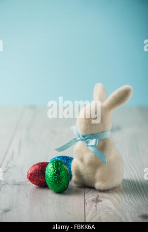 Ostereier und ein Hase auf einem weißen Tisch Stockfoto