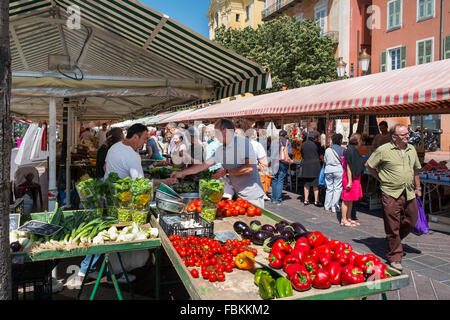 Menschen Marktstände Frankreich Händler Gemüse Obst Stockfoto