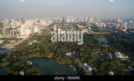 Ein Luftbild Drohne Blick über Lumpini Park in Bangkok, Thailand nach Osten. Stockfoto