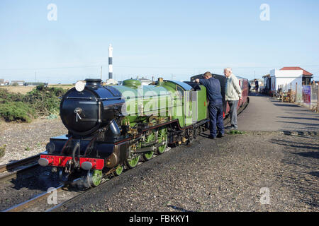 England, Kent, Dungeness. Die Miniatur-Lokomotive, 'Green Goddess' auf der Romney Hythe and Dymchurch Railway. Stockfoto