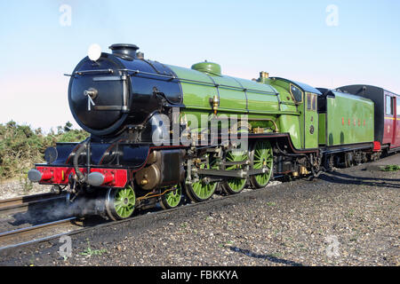 England, Kent, Dungeness. Die Miniatur-Dampflok, 'Green Goddess' auf der Romney Hythe and Dymchurch Railway. Stockfoto