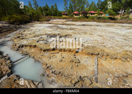 schwefelhaltige Seen in der Nähe von Manado, Indonesien, ursprünglicher Name: Wisata Hutan Pinus Dan Pemandian Air Panas Stockfoto