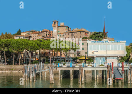 Seeufer und Pier von Passignano sul Trasimeno, Umbrien, Italien Stockfoto