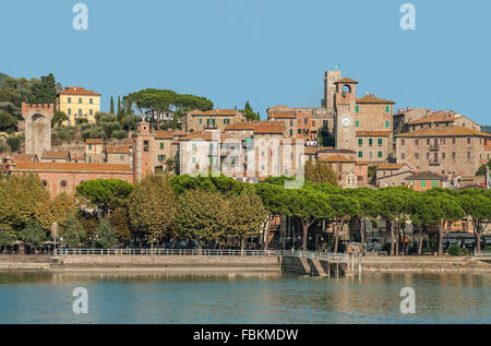 Seeufer und Pier von Passignano sul Trasimeno, Umbrien, Italien Stockfoto