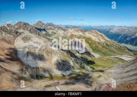 Blick vom Piz Nair auf die umliegende Berglandschaft, St.Moritz, Schweiz Stockfoto