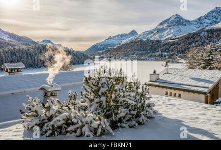 Blick über den gefrorenen St. Moritzersee im Winter, St. Moritz, Graubünden, Schweiz Stockfoto