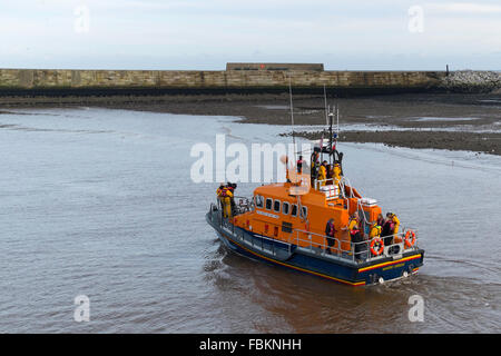 Das Whitby Rettungsboot "George und Mary Webb" Manövrieren im Hafen mit einem Filmteam an Bord Stockfoto