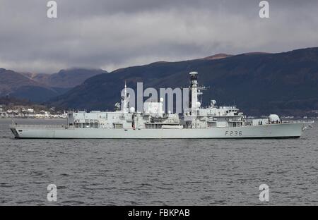 HMS Montrose (F236), eine Fregatte der Duke-Klasse der Royal Navy, vorbei am Ende der Übung Joint Warrior Gourock 13-1. Stockfoto